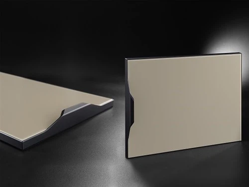 Glazen kastdeuren aan de voorkant